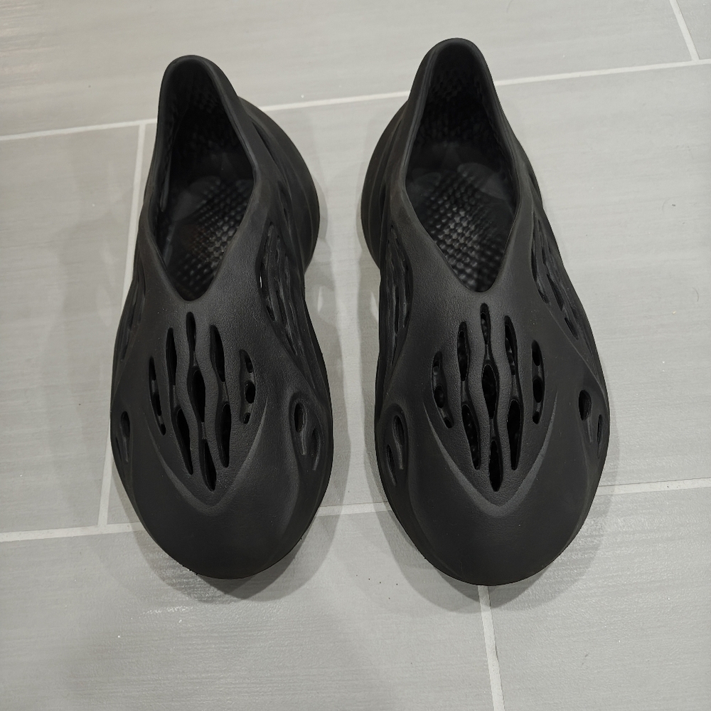 Yeezy foam runner black size 8